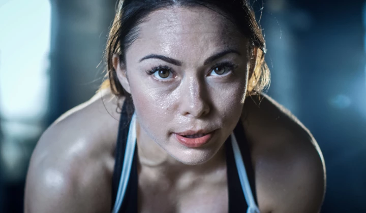 Frau beim Sport schwitzt Frau beim Sport schwitzt