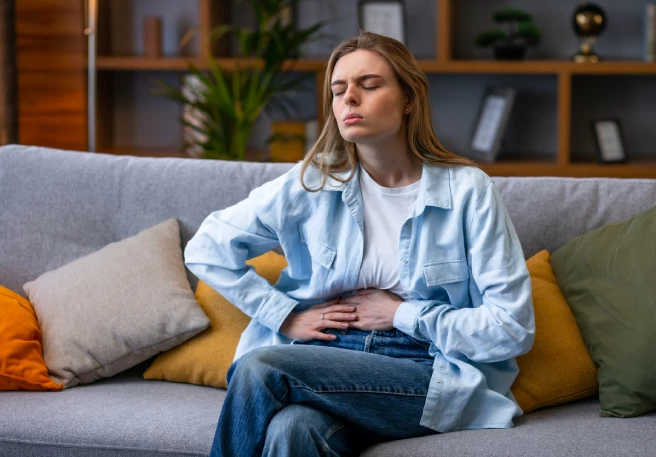 Mann trinkt Tee bei Durchfallerkrankung Mann trinkt Tee bei Durchfallerkrankung